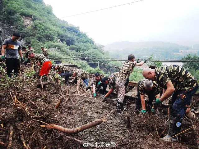 k396脱困乘客：走铁路钻树林9小时_铁铁路12306怎么添加乘客_铁路怎么添加乘客