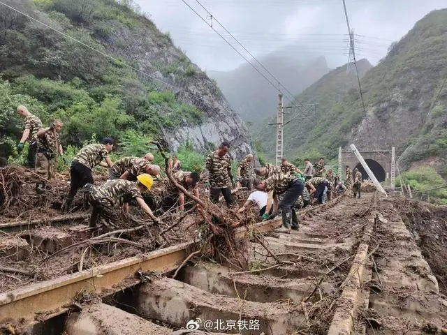 铁铁路12306怎么添加乘客_k396脱困乘客：走铁路钻树林9小时_铁路怎么添加乘客