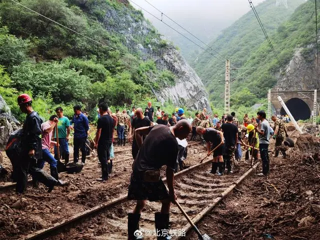 铁路怎么添加乘客_k396脱困乘客：走铁路钻树林9小时_铁铁路12306怎么添加乘客