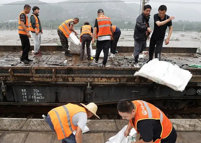 铁铁路12306怎么添加乘客_铁路怎么添加乘客_k396脱困乘客：走铁路钻树林9小时