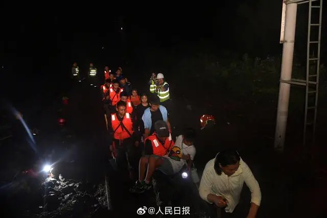 铁铁路12306怎么添加乘客_k396脱困乘客：走铁路钻树林9小时_铁路怎么添加乘客