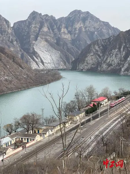 k396女乘客亲述徒步走出山区脱险_徒步旅行事故_徒步走山路