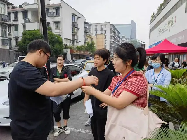 穿旗袍送考的家长图片_穿旗袍的爸爸送考_爸爸穿旗袍送考